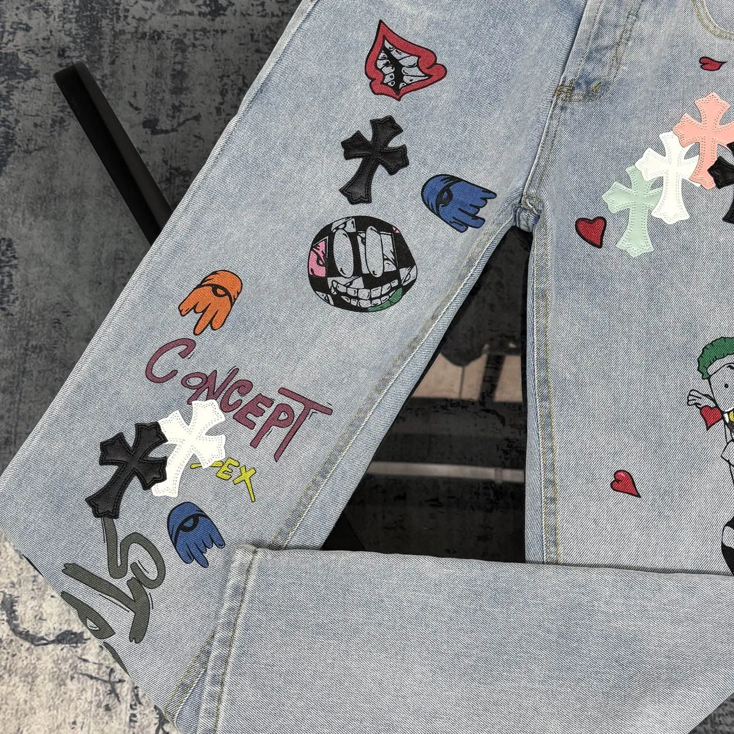 P250 Chrome Hearts | 25TX CH Chrome Hearts joint clown limited edition graffiti crocodile leather jeans. Very rare on the market. The 17 crosses on the entire pair of pants are made of three different materials (crocodile skin, lambskin, horse hair). The materials are all real materials. They are not comparable to ordinary styles. A great item to buy 🔥 Color: light blue Size: 28/30/32/34/36 Waist: 72/77/82/87/92 Sitting: 99/104/109/114/119 Pants length: 100/102/104/106/108